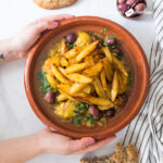 Tajine au poulet, olives, frites maison